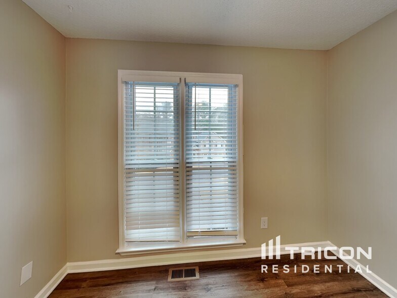 Building Photo - 703 Players Ct