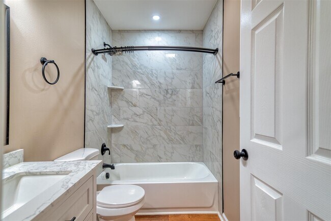 Building Photo - 704 W 7th St