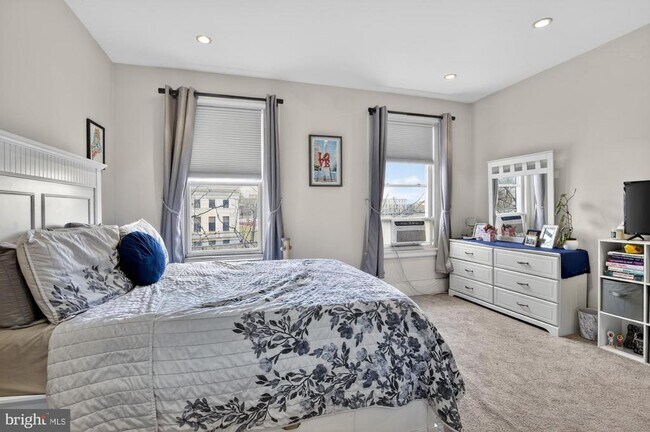 Building Photo - 2322 Poplar St