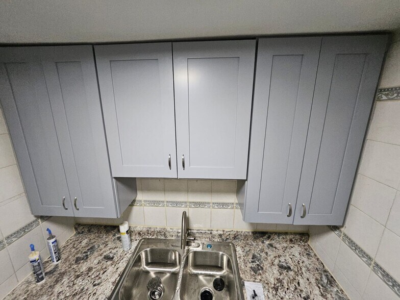 Building Photo - 580 Hill Dr