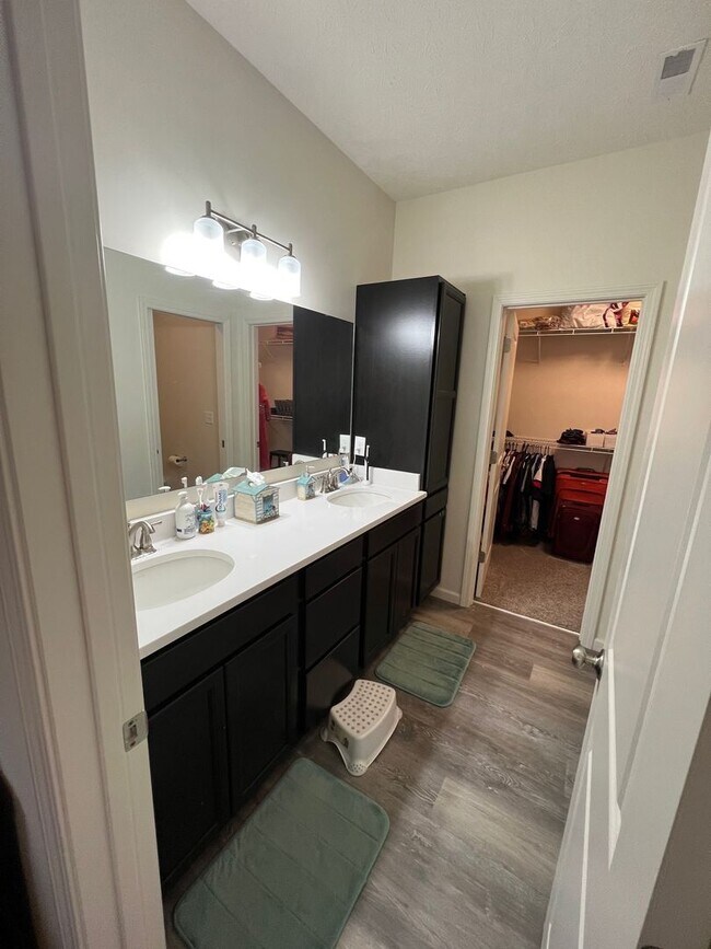 Building Photo - Updated 3 Bedroom