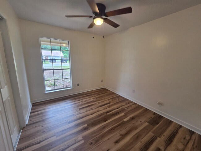 Building Photo - 237 Saratoga Dr