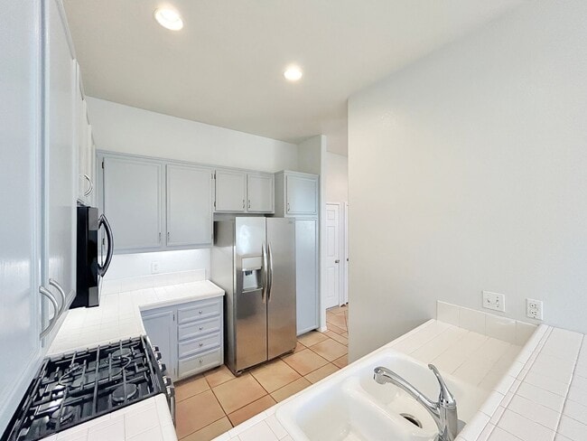 Building Photo - Beautiful 3BD/2.5BA W/ Attached Garage and In-Unit Laundry in Pacific Beach!