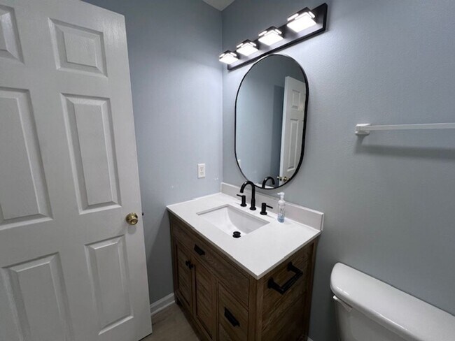 Building Photo - 2 Bedroom 2 Bath Duplex