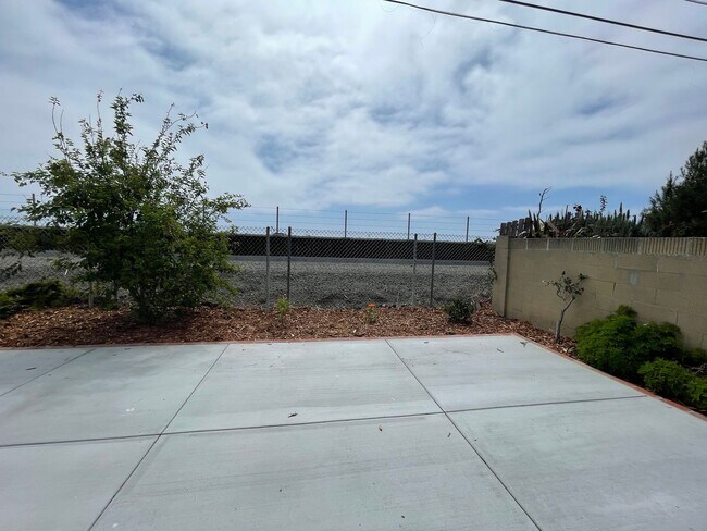 Building Photo - 3 bedroom 2 bath home in desired neighborhood