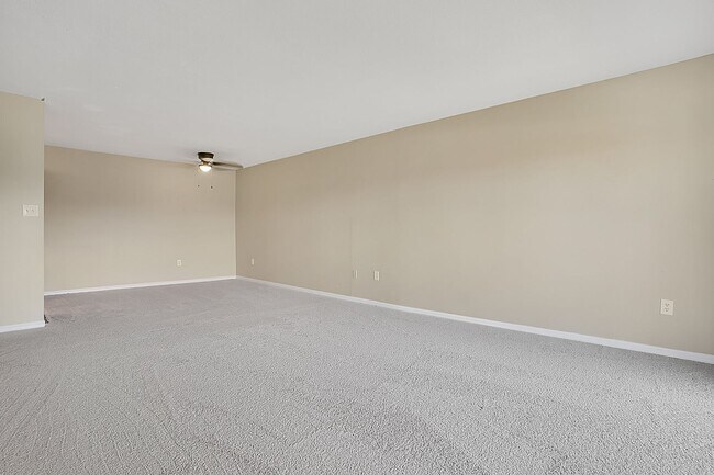 Building Photo - 1ST MONTH RENT FREE 2 Bed 1 Bath 2nd Floor Unit With Balcony In Desirable Area Winter Park Sectio...
