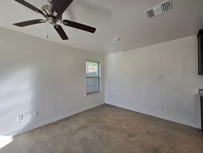 Building Photo - RENT SPECIAL - AVAILABLE NOW!