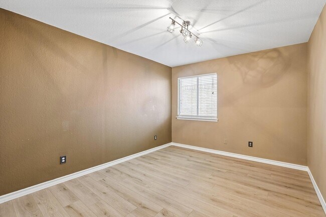 Building Photo - 2656 Bradley Ln