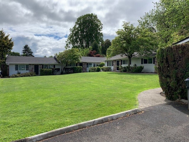 Large open spaces around duplex buildings - 2118 19th St