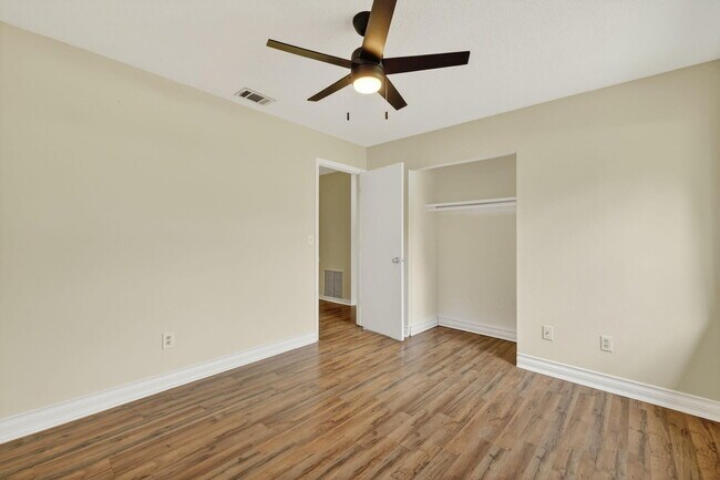 Building Photo - 2252 SE Aneci St