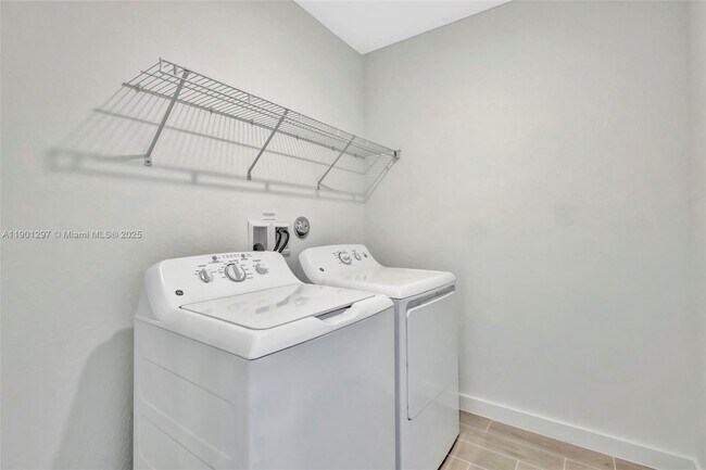 Building Photo - 301 Silver Sands Ln