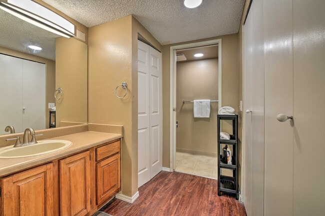 Building Photo - 611 SW 5th Ct