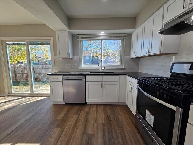 Building Photo - 1418 Hyridge Cir