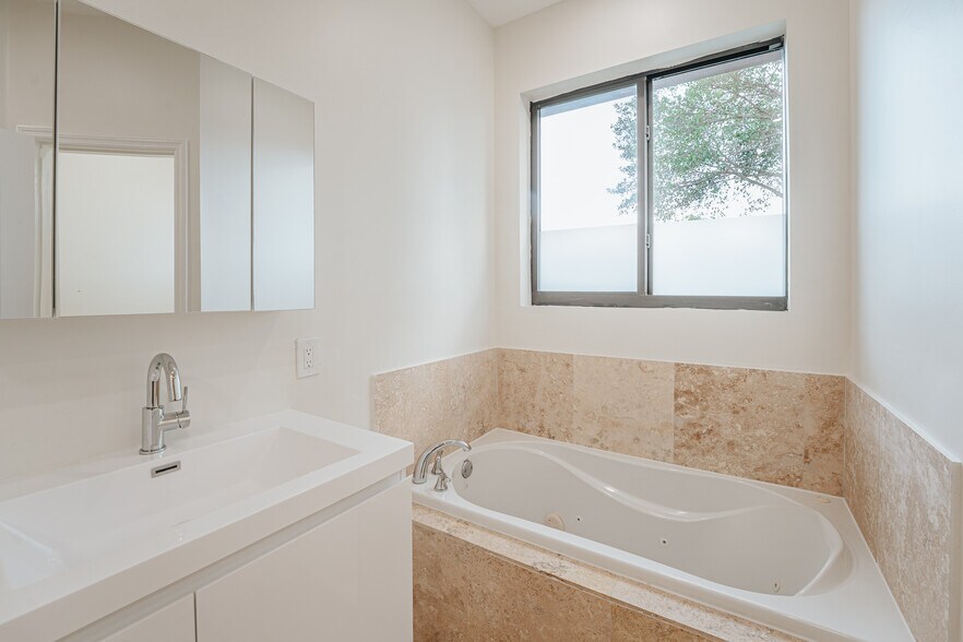 Building Photo - 2766 SW 33rd Ave