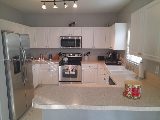 Building Photo - 2402 NE 41st Pl