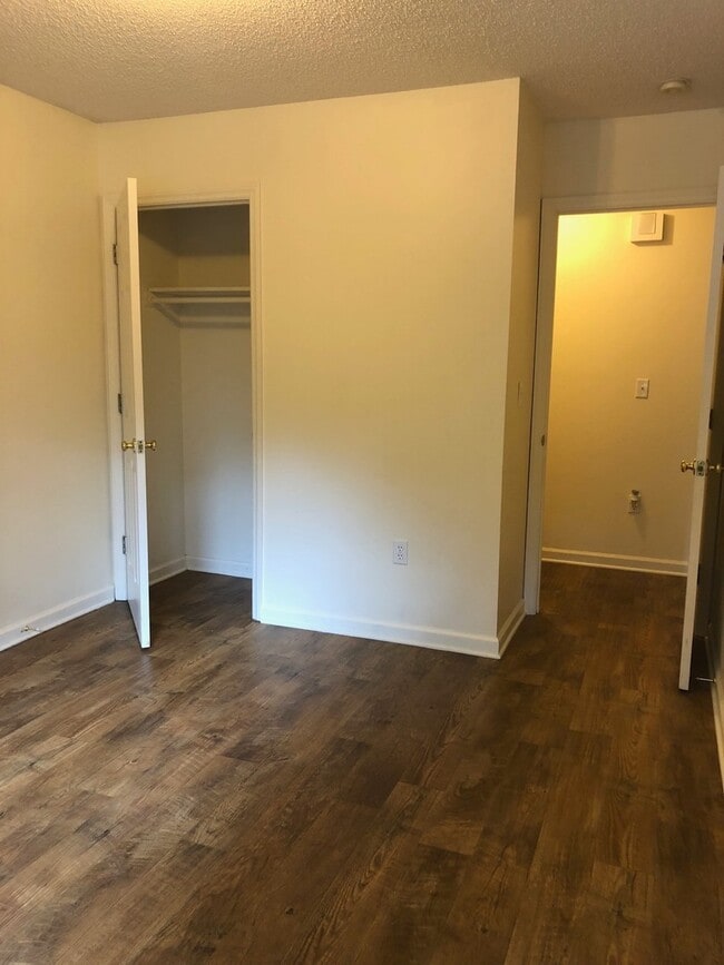 Building Photo - Great Location Black Mountain Apartment