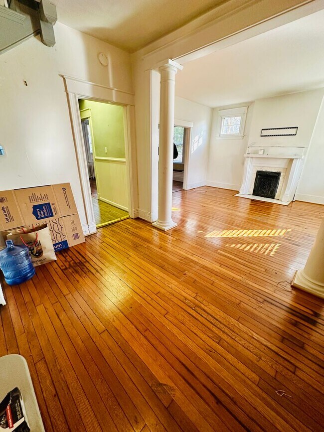 Building Photo - Gorgeous 4bdrm/1.5bth Home Located on Seminary Avenue in Richmond's North Side!!