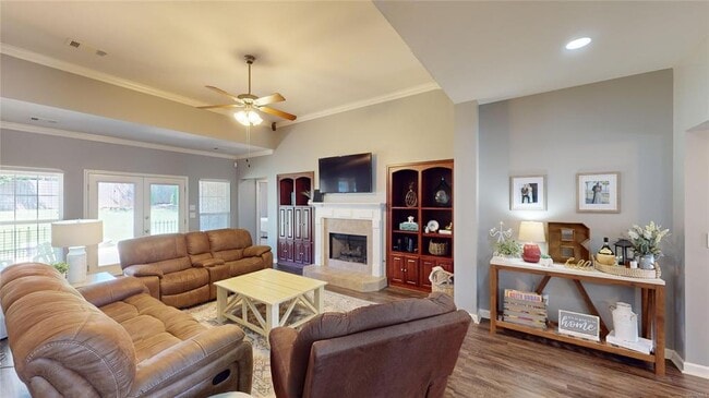 Building Photo - 1067 E Poplar St