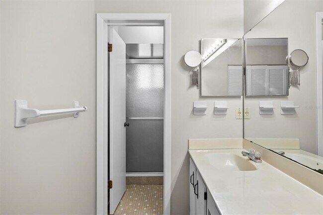 Building Photo - 14 Oakmont Ct