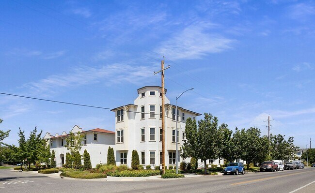 Building Photo - 2602 E 20th St