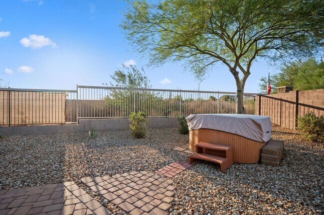 Building Photo - Move in ready 3 bedroom plus a den!