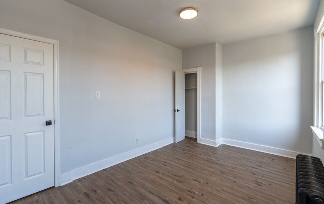 Building Photo - Newly renovated 2 bedroom 2nd Fl unit