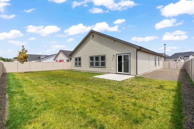 Building Photo - 4 Bedroom, 2 Bath Gorgeous Nampa Home on a...