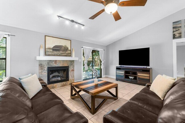 Building Photo - 3/2 Destin Home!