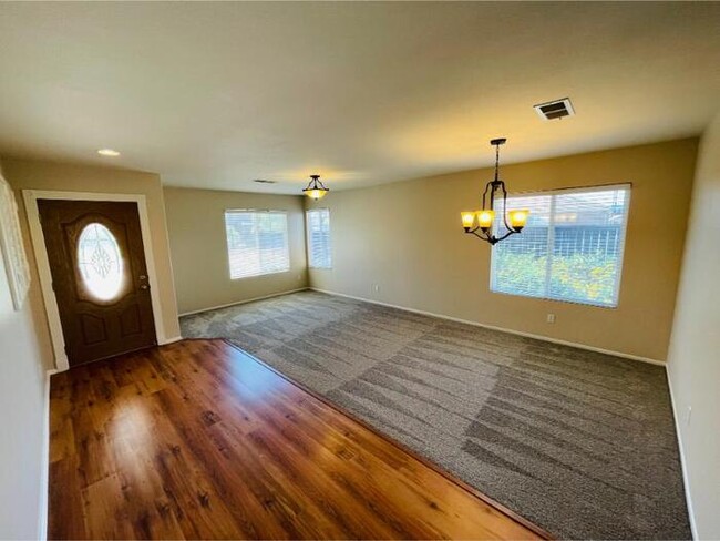 Building Photo - 27970 Sunlight Ct