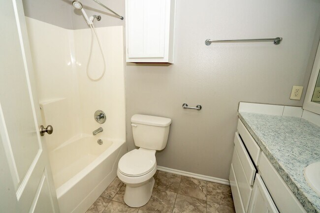 Building Photo - 3 Bed / 2 Bath in Collinsville!