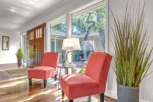 Building Photo - Perfect Location! 10-minute walk to the Oc...