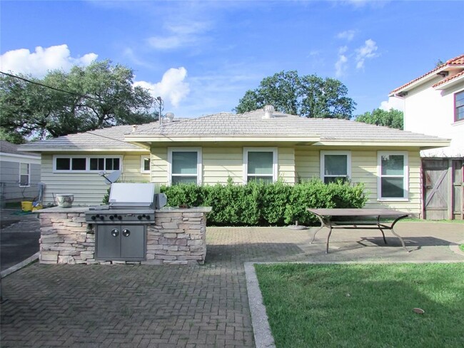 Building Photo - 5205 Jessamine St