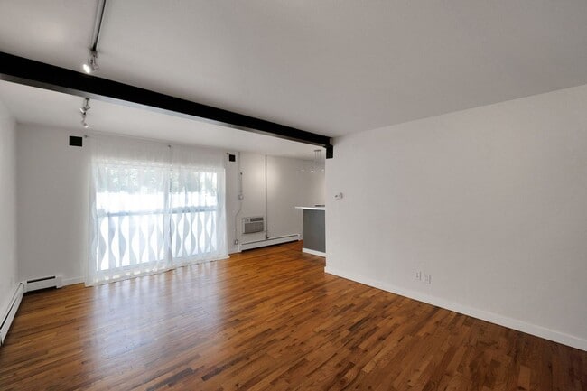 Building Photo - Charming 2BR Condo in Denver