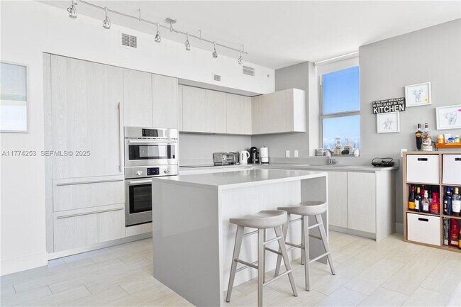 Building Photo - 4010 S Ocean Dr