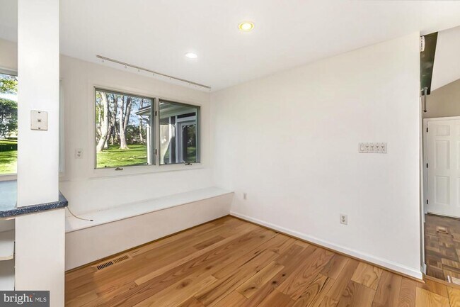 Building Photo - 60 Paul Cir