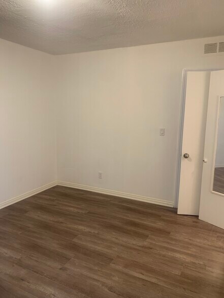 Master Bedroom - 1812 N Mariposa Ave