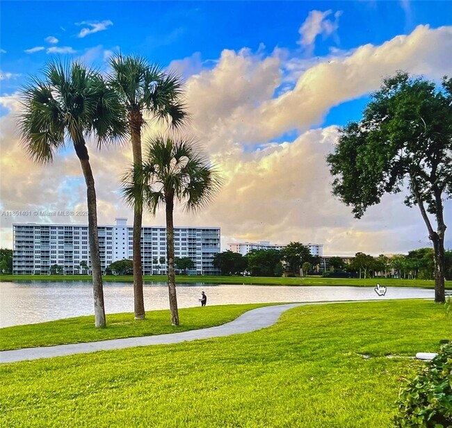 Building Photo - 2801 N Palm Aire Dr