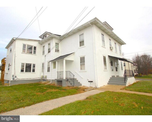 Building Photo - 15 Level Rd