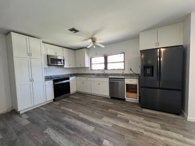 Building Photo - $1,475 ** Annual Lease (Includes Water/Electric/Lawn) * 1 Bedroom / 1 Bath * DUPLEX * Historic, D...