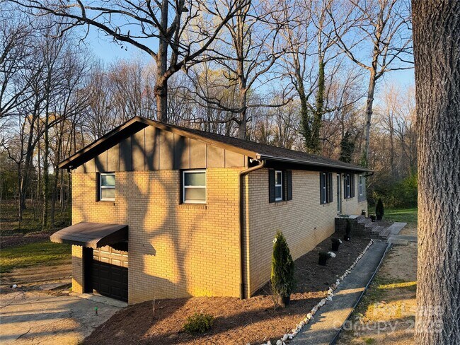 Building Photo - 5411 Beverly Dr