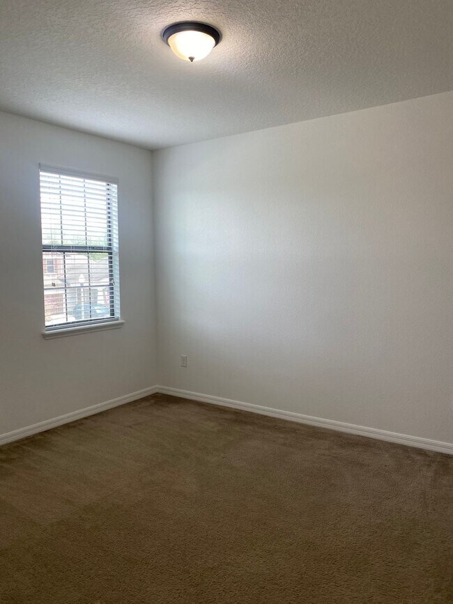 Building Photo - GORGEOUS WINDERMERE TERRACE  MONTH WITH LA...