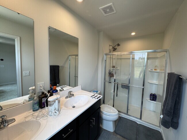 Building Photo - 4 bedroom, 2.5 baths in a Seneca neighborhood
