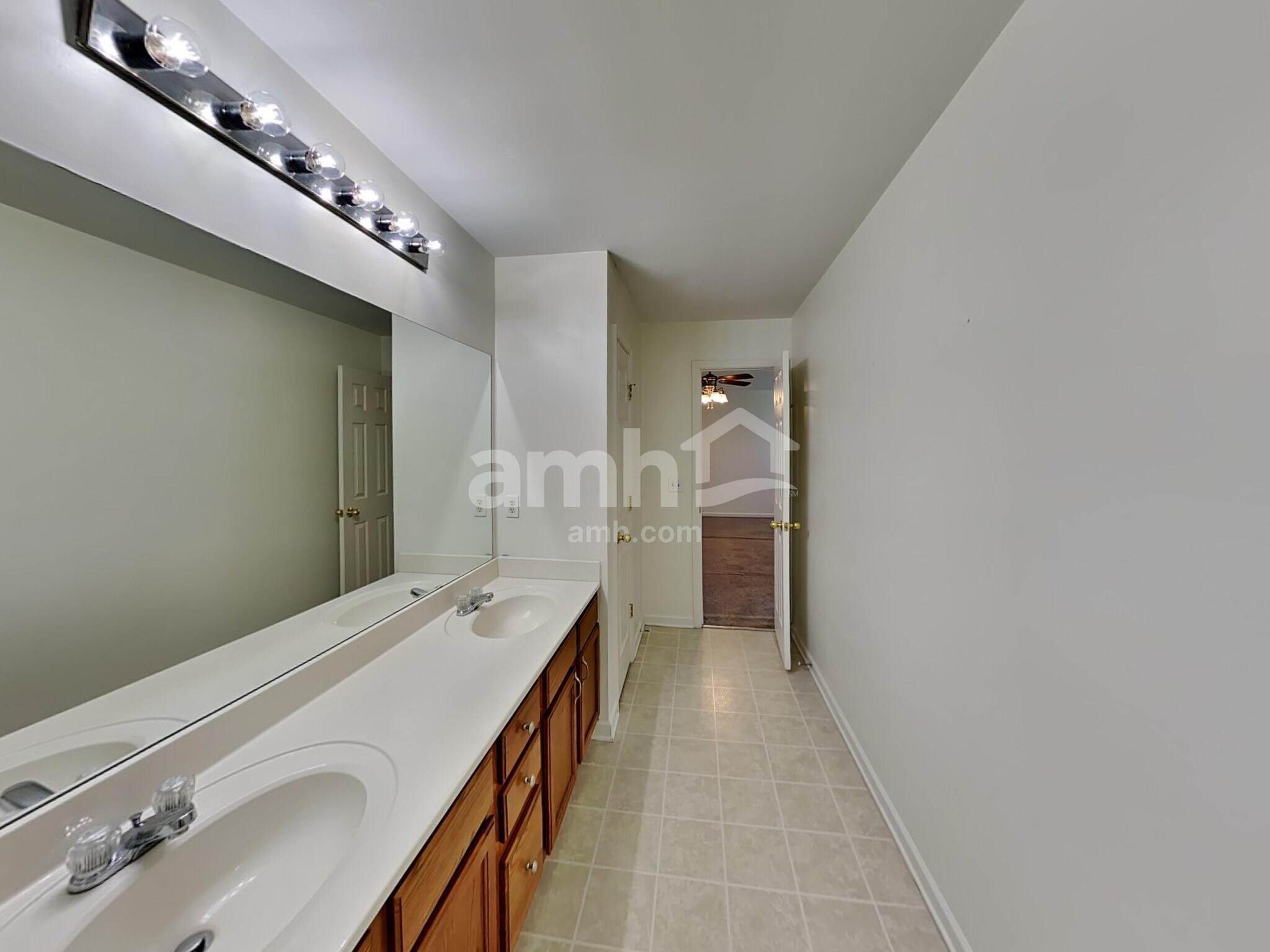 Building Photo - 1042 Vanguard Dr