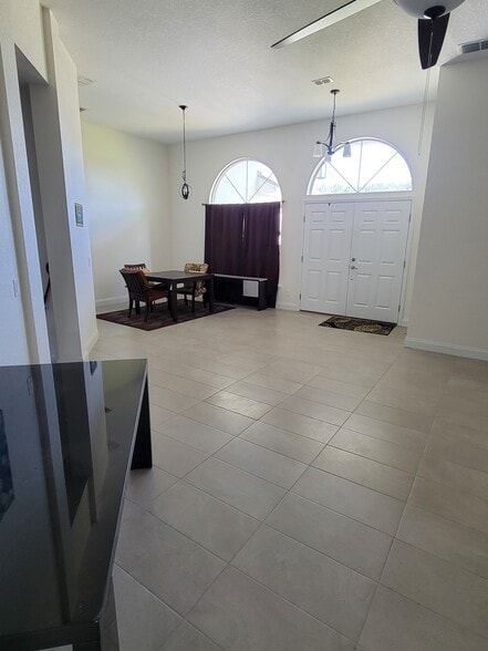 High ceilings 12" - 116 Sunrise Hill Ln