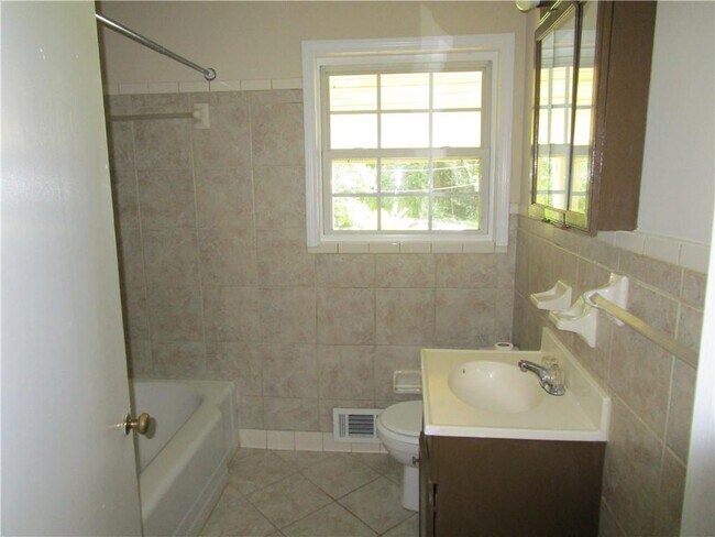 Building Photo - 1147 Enota Cir NE