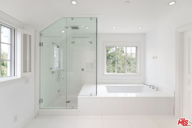 Building Photo - 1115 N Beverly Dr