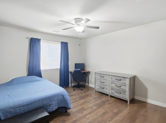 Building Photo - Dual Primary Suites, Screened Porch, and Office in Highland Grove