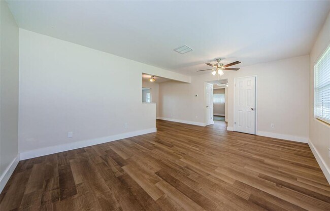 Building Photo - 1310 Robin Hood Ln