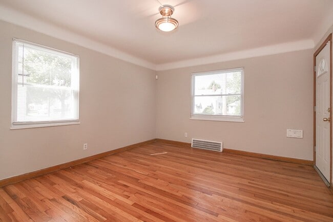 Building Photo - 3 bedroom Spacious Cape Cod!