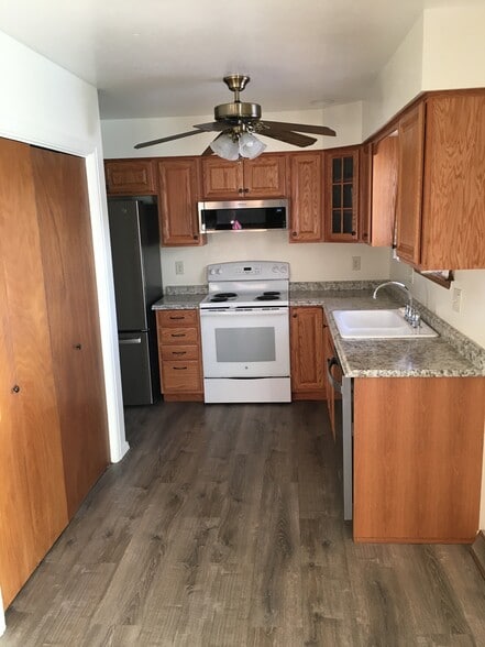 Kitchen, dishwasher, microwave, oven/range, refrigerator - 4685 Robb St